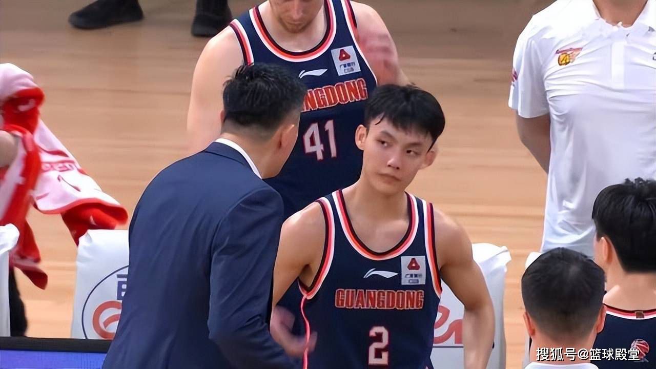 那不勒斯目前积24分暂列积分榜第5，球队在最近的一轮联赛主场0-3惨负国际米兰，各项赛事近5场仅取得1胜1平3负的战绩，其近期的整体走势不佳，尤其是防线不稳，近2场比赛那不勒斯合计丢了7球，过去5场比赛球队则是连续出现失球，这无疑是个不小的隐患，目前那不勒斯全队上下士气低迷，加之本场比赛又是客场出击，球队的形势着实不容乐观。